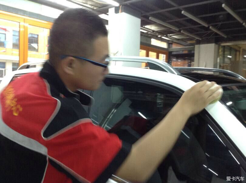 東營美佳汽車服務(wù)中心 專業(yè)漆面護(hù)理，煥新奔馳GLK300的奪目光彩